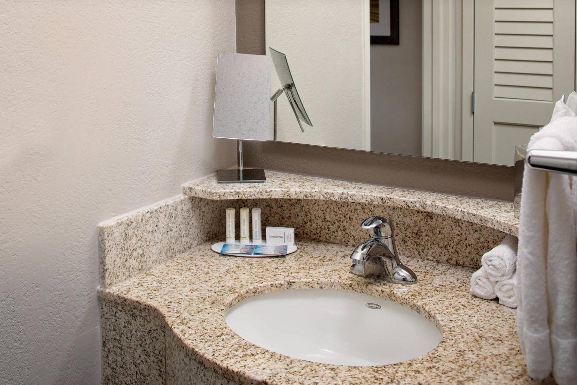 Отель Courtyard Houston Westchase Экстерьер фото