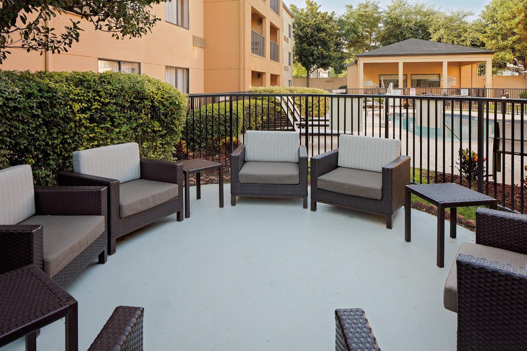 Отель Courtyard Houston Westchase Экстерьер фото
