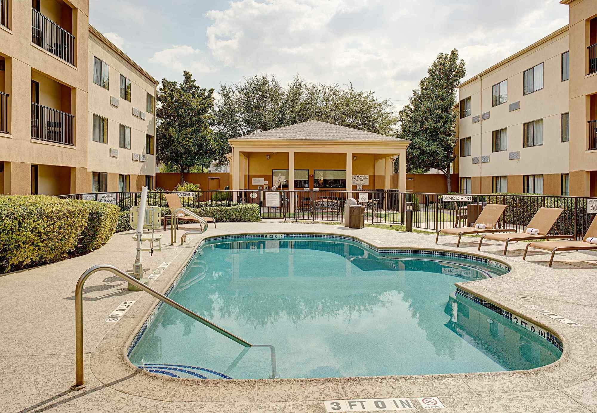 Отель Courtyard Houston Westchase Экстерьер фото